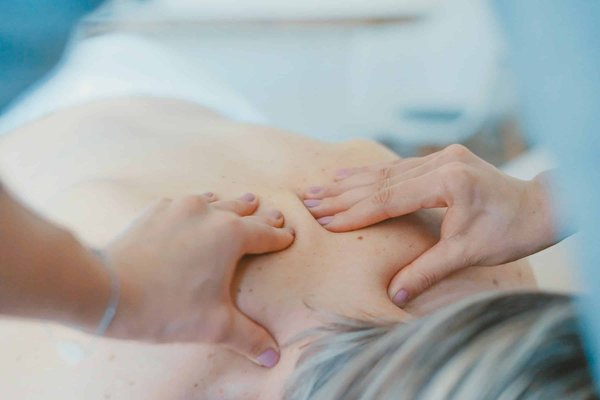 Quels sont les avantages de la kinésithérapie aquatique pour les patients atteints de polyarthrite rhumatoïde?