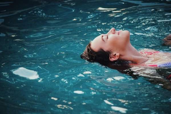 Comment la pratique de la natation influence-t-elle la santé cardiovasculaire chez les seniors?