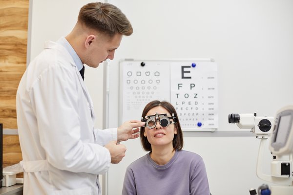 Des lunettes uniques à Rueil-Malmaison : votre opticien expert